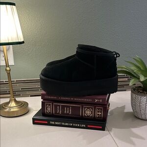 Women’s size 8 Black Platform Suede Ugg Ankle Shoes